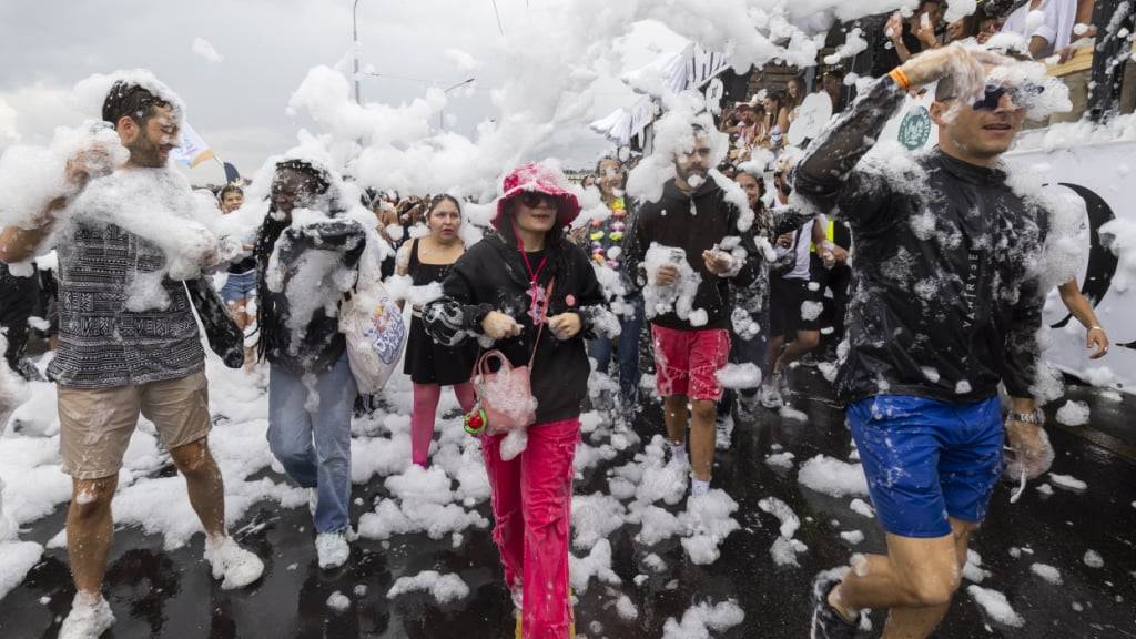 Trotz Regenwetter nahmen 10'000 Menschen an der Genfer Lake Parade teil.