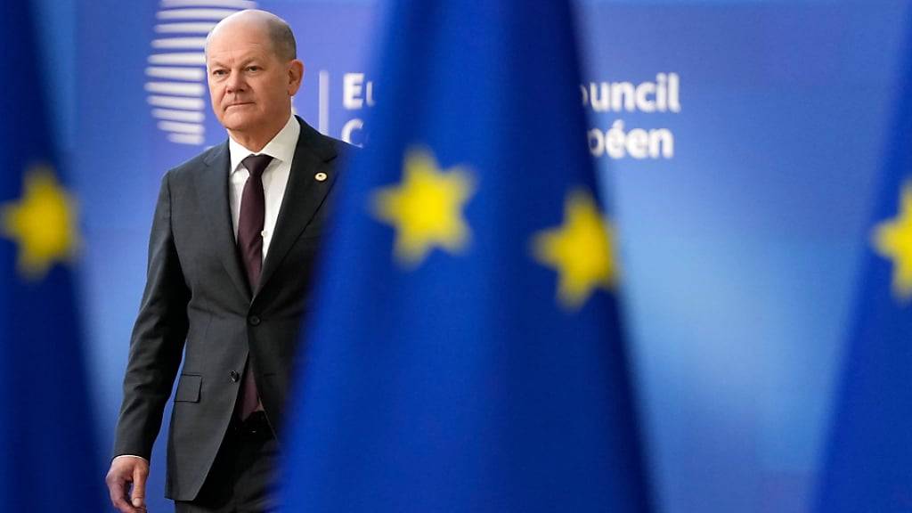 Der deutsche Bundeskanzler Olaf Scholz trifft zum EU-Gipfel ein. Foto: Virginia Mayo/AP/dpa