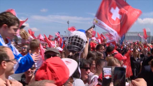 Fans begrüssen die „Hockey-Helden“ am Flughafen Zürich