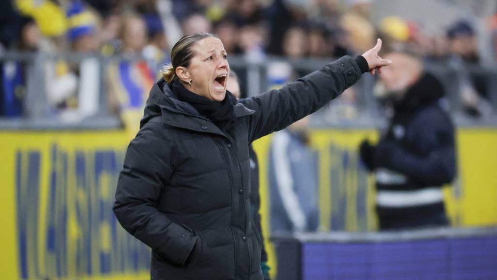 Die Schweizer Nationaltrainerin Inka Grings gibt ihrem Team beim letztlich 0:1 verlorenen Nations-League-Spiel gegen Schweden Anweisungen