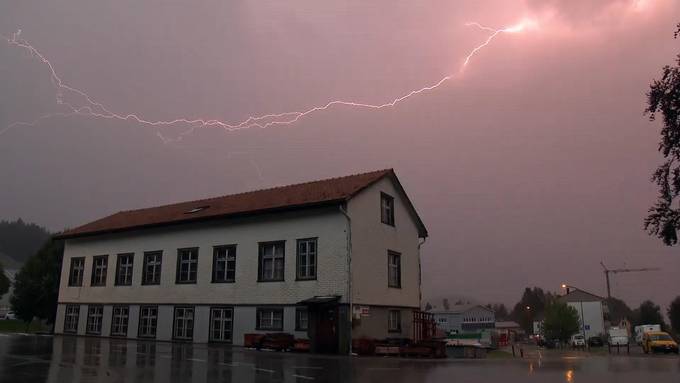 Blitze, Hagel und Sturmböen: Gewitter tobten in vielen Teilen der Schweiz