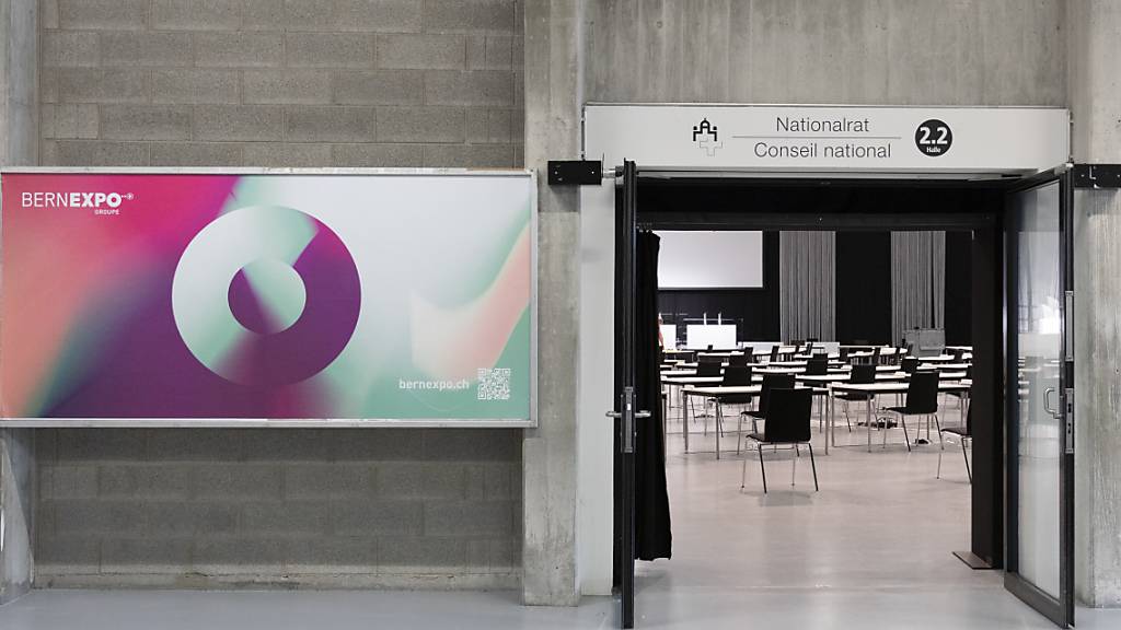 Eingang zum neu eingerichteten Nationalratssaal auf dem Bernexpo-Gelände in Bern. Wegen der Coronavirus-Pandemie kann die ausserordentliche Session des National- und Ständerats ab Montag nicht im Bundeshaus stattfinden. (Archivbild)