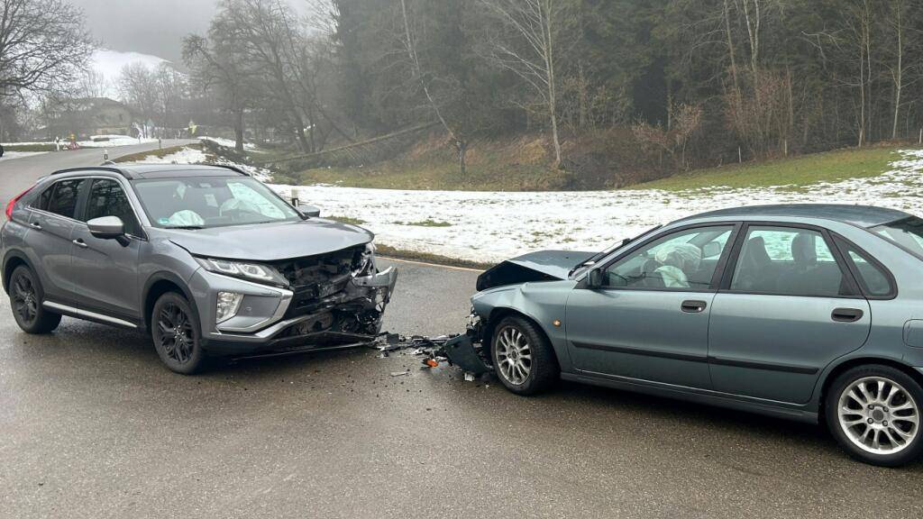 Nach der Frontalkollision in Oberwangen TG sind beide Autos schrottreif.