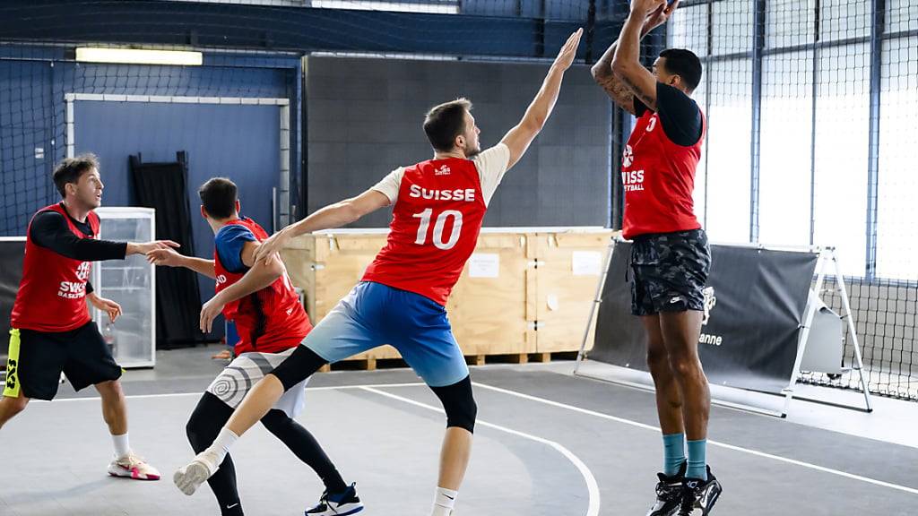 Die Schweizer Basketballer erhalten im Mai eine weitere Chance, sich für die Olympischen Spiele in Paris zu qualifizieren