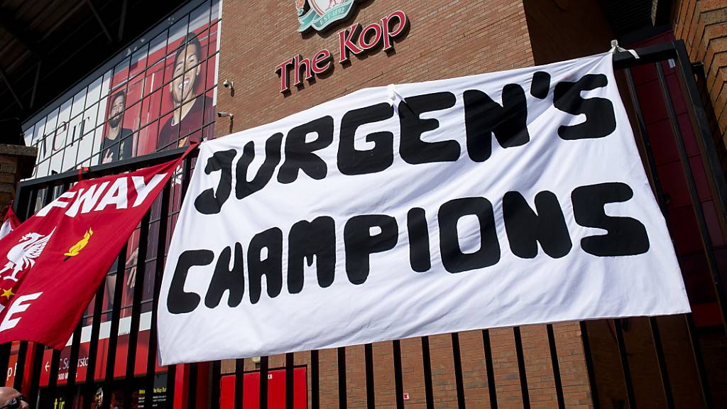 Die Liverpool-Fans erweisen Trainer Jürgen Klopp an der Anfield Road die Ehre - auch Kontrahenten, Ex-Profis und die britischen Medien finden nur positive Worte