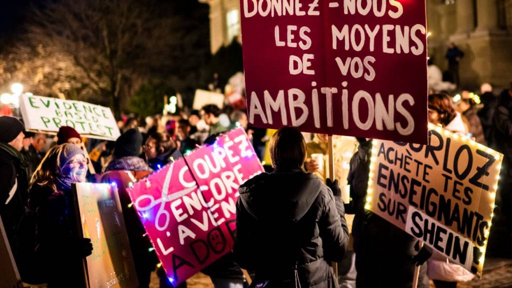 Tausende Angestellte des öffentlichen Dienstes des Kantons Waadt haben am Mittwoch in Lausanne gegen Sparmassnahmen demonstriert.