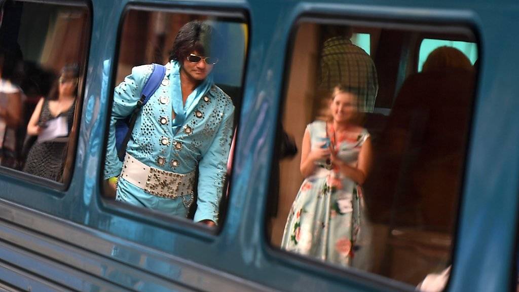 Tausende Elvis-Doppelgänger und -Fans reisen in diesen Tagen in die australischen Kleinstadt Parkes. Diese ehrt den «King» jedes Jahr im Januar mit einem Festival.