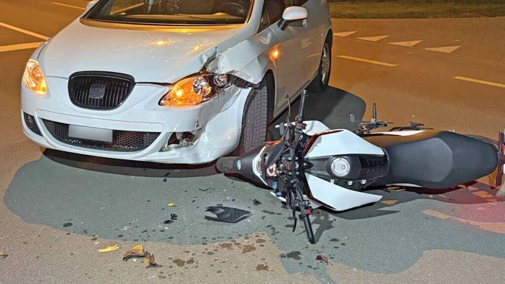 Bei einer Kollision mit einem Auto wurde am Samstagabend in Diessenhofen TG ein Motorradfahrer schwer verletzt.