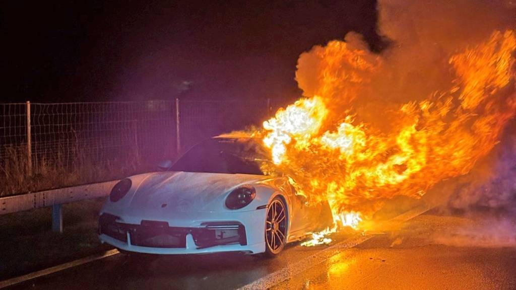 Auf der Autobahn bei Eschlikon TG ist ein Porsche in Vollbrand geraten.