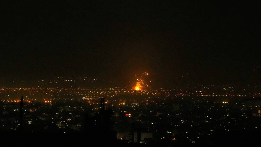 Eine Explosion ist in Teheran zu sehen. Foto: Uncredited/AP/dpa