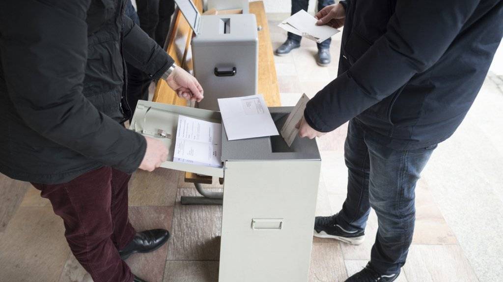 Im Kanton Neuenburg sollen Jugendliche auf ausdrücklichen Wunsch bereits ab 16 Jahren abstimmen können. Das verlangt eine kantonale Initiative. (Symbolbild)