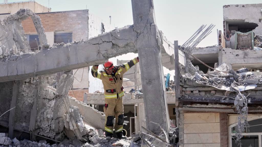 dpatopbilder - Ein Ersthelfer inspiziert die beschädigte Struktur eines Wohnhauses, das bei einem früheren US-israelischen Angriff getroffen wurde. Foto: Vahid Salemi/AP/dpa