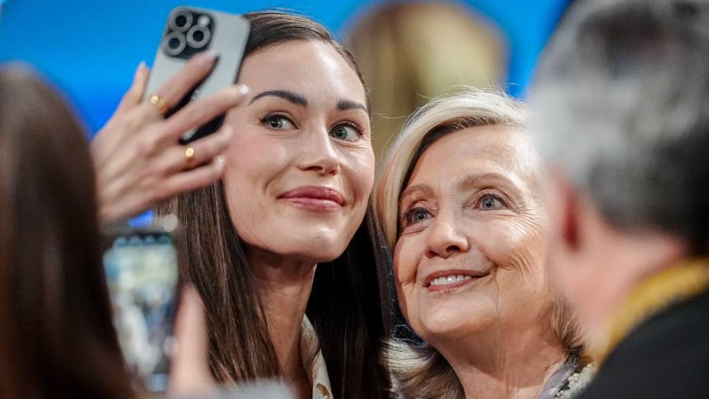 Sanna Marin (l), ehemalige finnische Ministerpräsidentin, und Hillary Clinton, ehemalige US-Außenministerin machen zusammen ein Selfie bei der 62. Münchner Sicherheitskonferenz. Foto: Kay Nietfeld/dpa