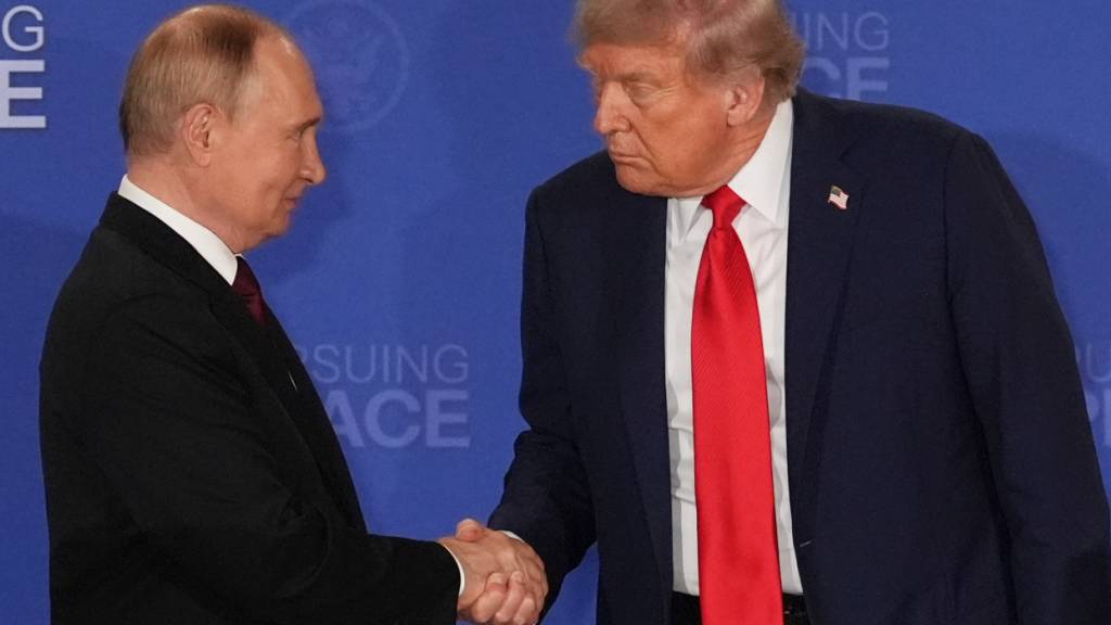 ARCHIV - US-Präsident Donald Trump (r) reicht dem russischen Präsidenten Wladimir Putin während einer gemeinsamen Pressekonferenz auf der Joint Base Elmendorf-Richardson in Alaska die Hand. Trump will sich mit Kremlchef Putin in der ungarischen Hauptstadt Budapest treffen. Foto: Jae C. Hong/AP/dpa
