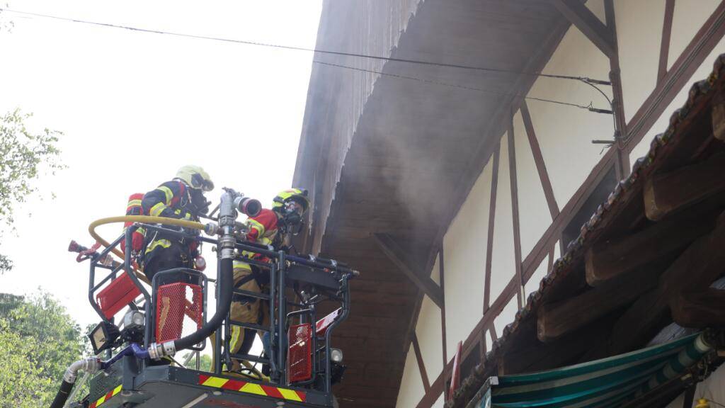 66 Angehörige der Feuerwehren Neueheim und Menzingen sowie der Stützpunktfeuerwehr Zug standen am Mittwoch beim Löschen eines Brands in einem Wohnhaus in Neuheim im Einsatz.