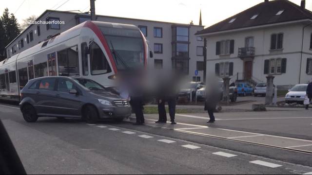 Auto fährt in Seetalbahn