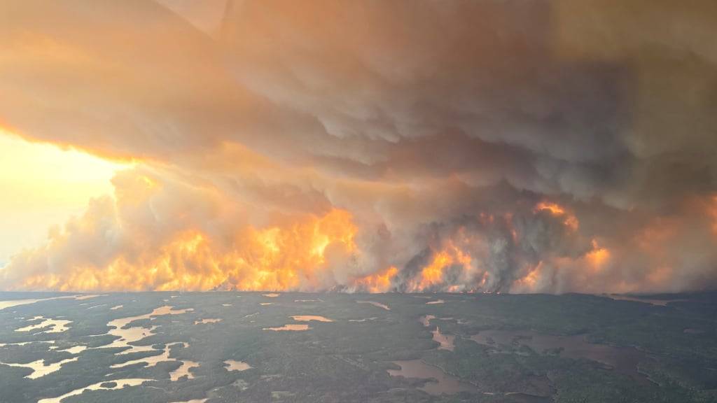 dpatopbilder - HANDOUT - Ein am 27. Mai 2025 aufgenommenes Luftbild zeigt einen Waldbrand in der Nähe von Flin Flon, in der kanadischen Provinz Manitoba. Angesichts der schweren Waldbrände hat die Regionalregierung den Ausnahmezustand ausgerufen. Foto: -/Manitoba government /dpa