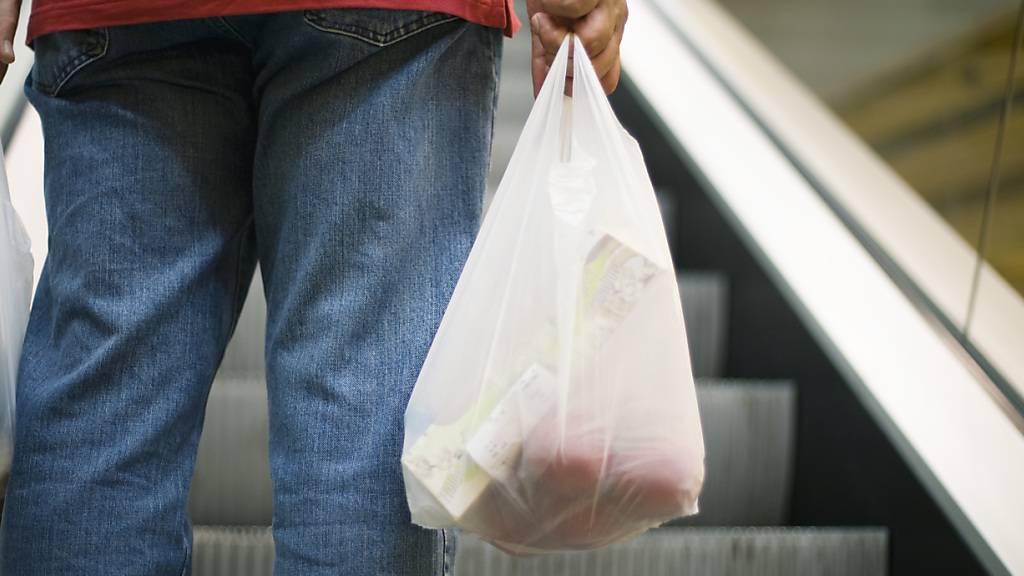 Kalifornien besiegelt Verbot von Supermarkt-Plastiksäcken