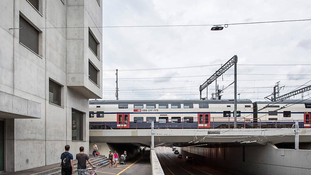 In den seitlichen Unterführungen an der Langstrasse ist keine bauliche Trennung zwischen Velo- und Fussverkehr geplant. Neben den Fahrbahnen sollen aber erhöhte Velowege erstellt werden.  (Archivbild)