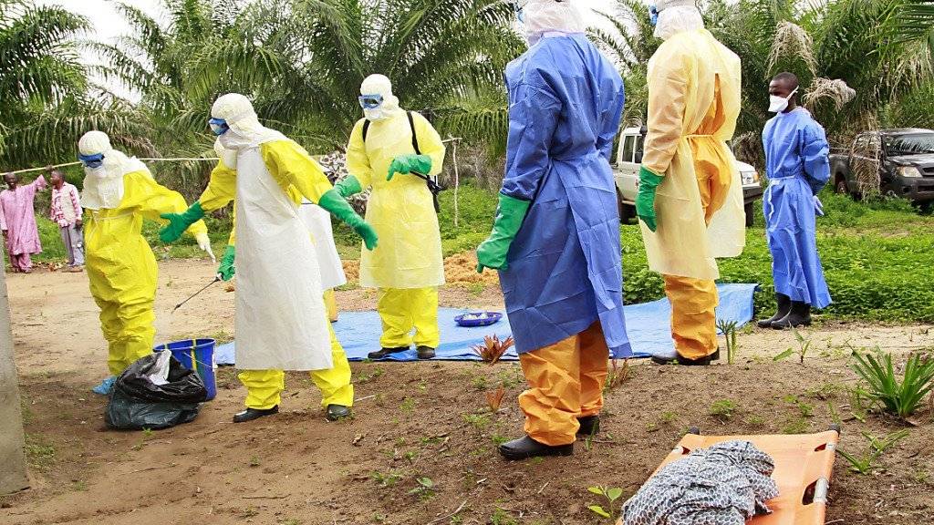 Medizinisches Personal in Schutzkleidung in Dubreka in Guinea bei der Beerdigung eines Ebola-Opfers Mitte Juni (Symbolbild)