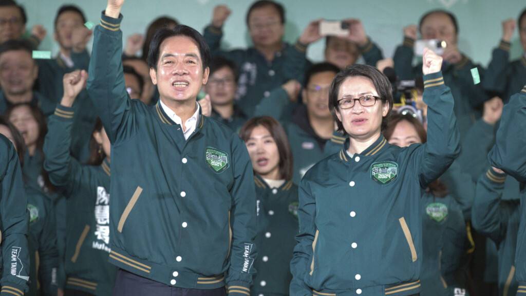 ARCHIV - Taiwans Vizepräsidentin Hsiao Bi-khim (rechts) neben Präsident Lai Ching-te (auch William Lai genannt). Foto: ChiangYing-ying/AP/dpa/Archivbild