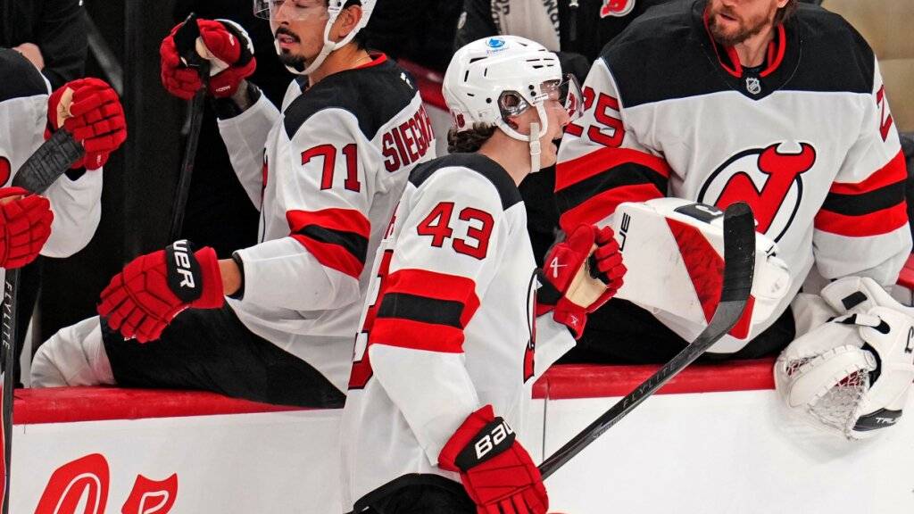 Die Formkurve der New Jersey Devils, hier mit Jonas Siegenthaler (links), zeigt stark nach unten
