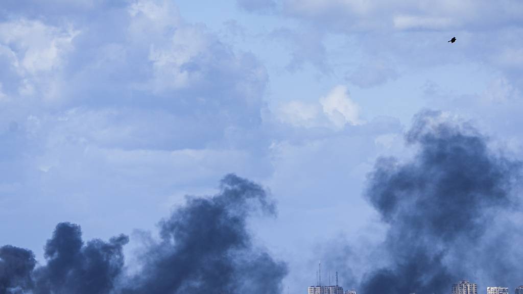 Rauch steigt nach einem israelischen Bombardement im Gazastreifen auf. Foto: Ariel Schalit/AP/dpa