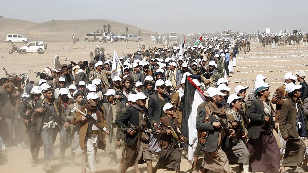 Huthi-Kämpfer nehmen an einer Kundgebung zur Unterstützung der Palästinenser im Gazastreifen teil. Foto: AP/dpa