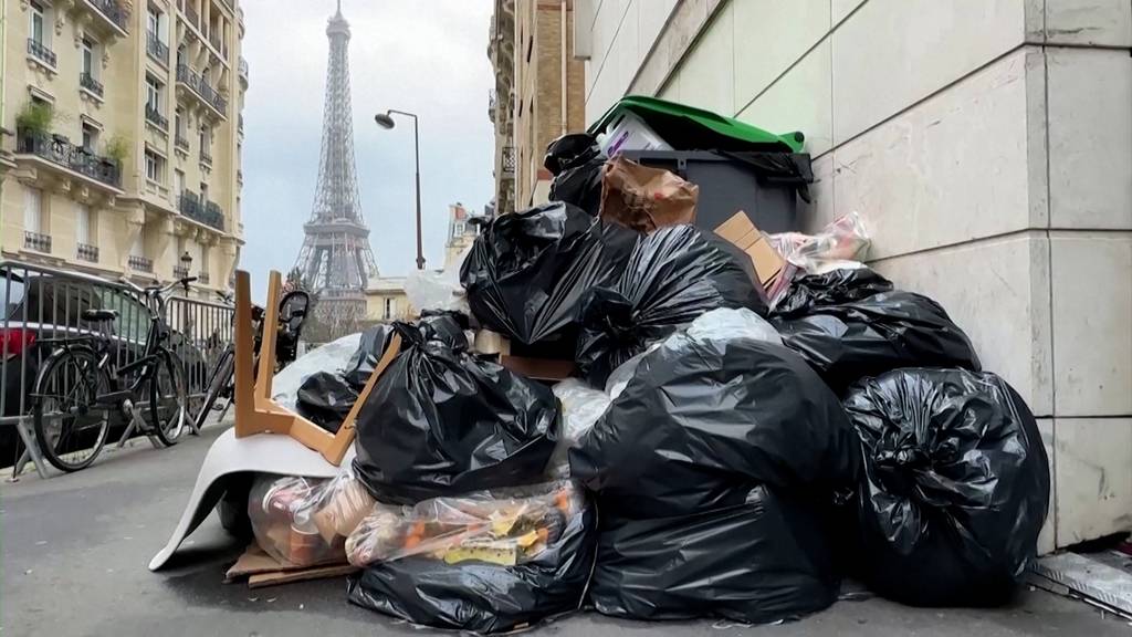 Paris versinkt wegen Streik im Müll-Chaos