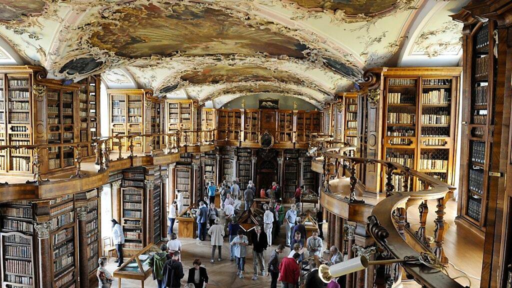 Die Sonderausstellung über das Essen und Trinken im Mittelalter wird ab 23. April im Barocksaal der Stiftsbibliothek St. Gallen gezeigt. (Archivbild)