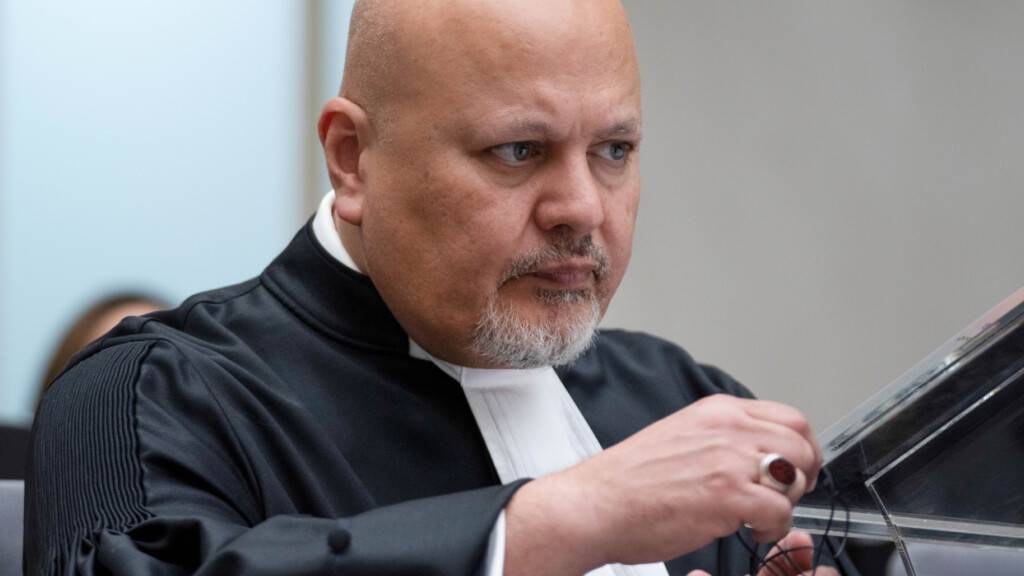 ARCHIV - Karim Khan, Chefankläger des Internationalen Strafgerichtshofes, sitzt im Gerichtssaal des Weltstrafgerichts. Foto: Peter Dejong/AP/dpa