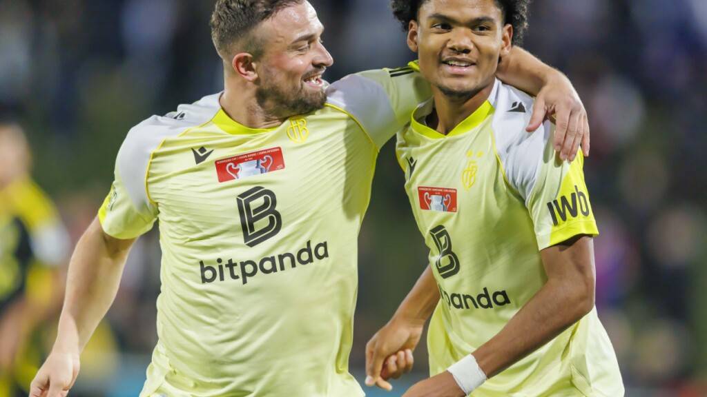Xherdan Shaqiri freut sich nach seiner Einwechslung über das Tor zum 3:0 von Aaron Malouda
