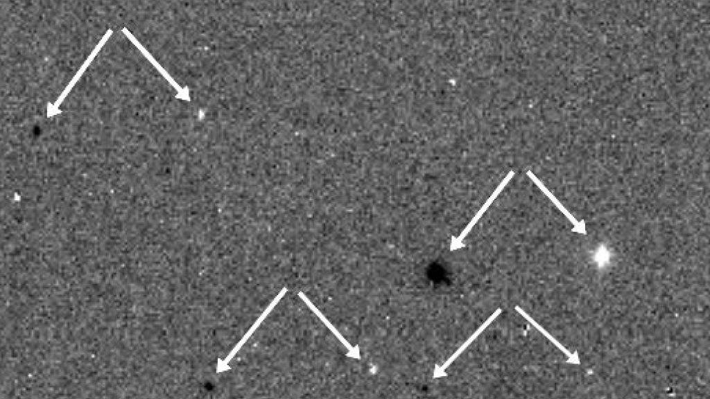 Eines der ersten Stereobilder von CaSSIS. Es besteht aus zwei Aufnahmen: Die mit Pfeilen markierten hellen und dunklen Punkte sind Positiv- und Negativaufnahme des jeweils gleichen Sterns.