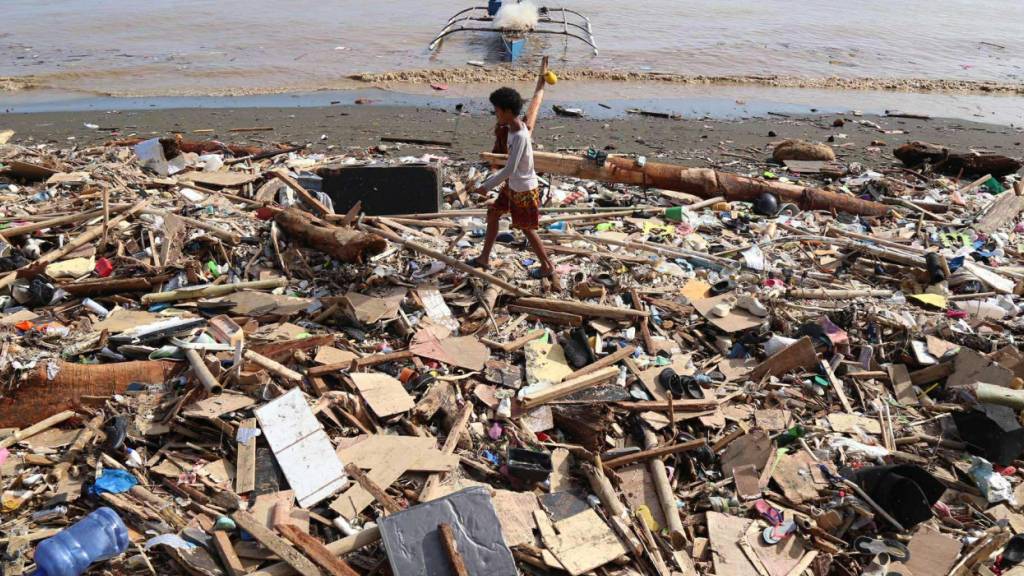 dpatopbilder - Einwohner gehen an den Trümmern entlang, nachdem der Taifun Kalmaegi a Verwüstungen angerichtet hat. Foto: Jacqueline Hernandez/AP/dpa