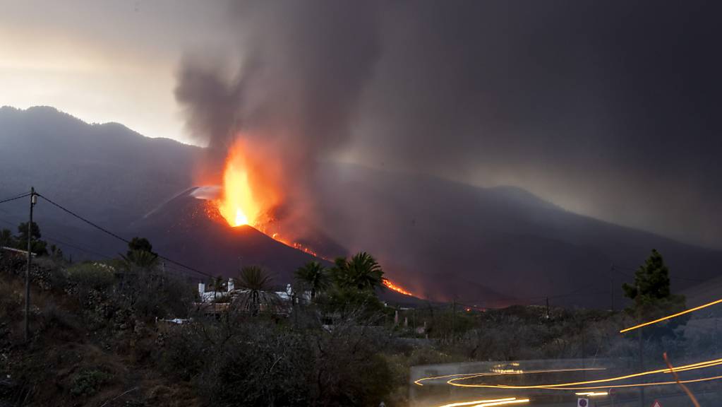 Lava fließt aus dem Vulkan auf der Kanareninsel La Palma. Ein Vulkan, der seit fünf Wochen auf der spanischen Insel La Palma ausbricht, ist nach offiziellen Angaben aktiver denn je. Foto: Emilio Morenatti/AP/dpa