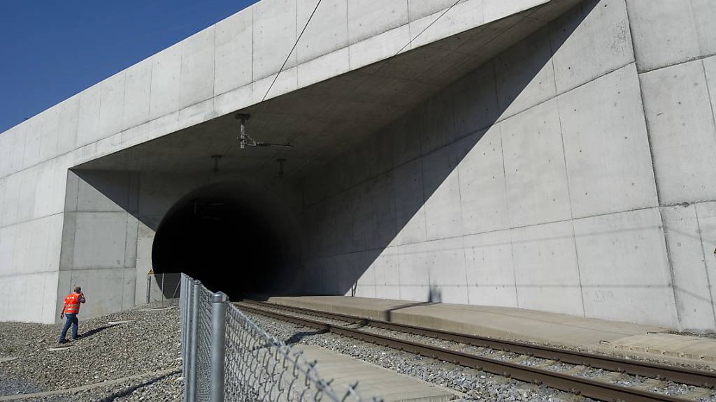 Auf schweizerischem Terrain (im Bild der Lötschbergtunnel) können Güterzüge mit Ladungen von vier Metern Eckhöhe bereits verkehren - nun zieht Italien mit dem Ausbau nach.