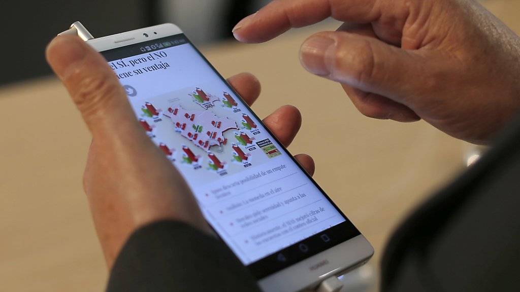 Huawei-Smartphone an einem Kongress in Barcelona: Der chinesische Mobiltelefon-Hersteller will künftig den Sprachdienst Alexa von Amazon auf seinen Geräten anbieten. (Archivbild)