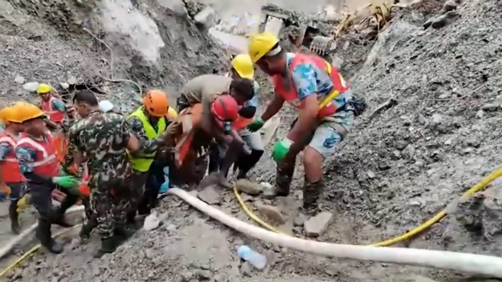 Neun Tage nach Sturzflut: Zwei Arbeiter aus Tunnel in Nepal gerettet