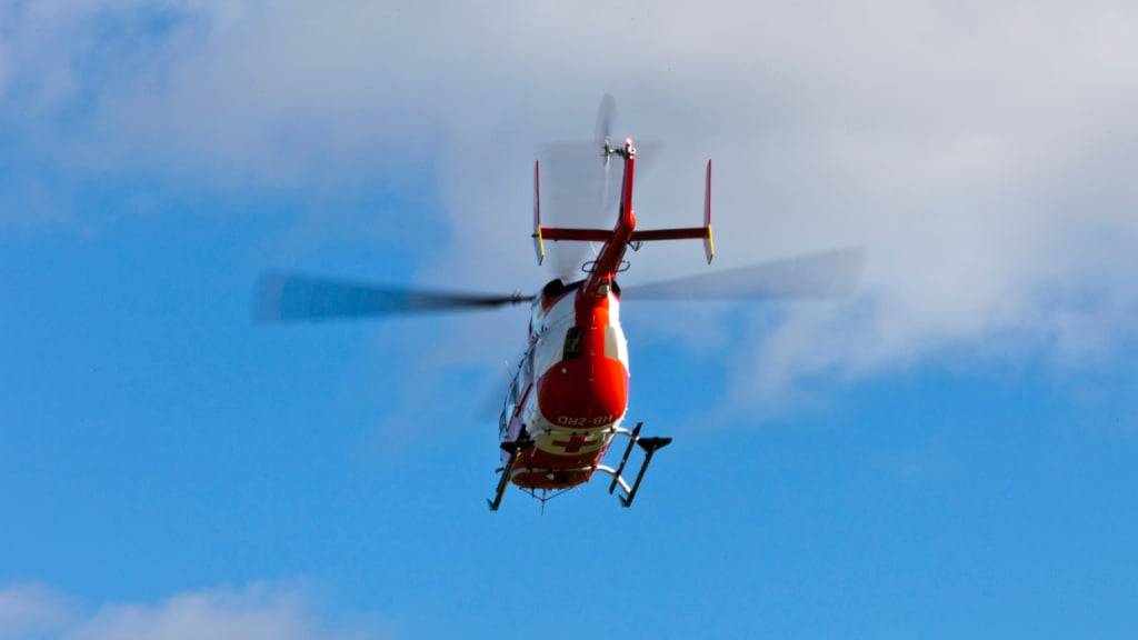 Mit einem Rega-Heliktoper wurde der verletzte Mann am Donnerstag in ein Spital geflogen. (Symbolbild)