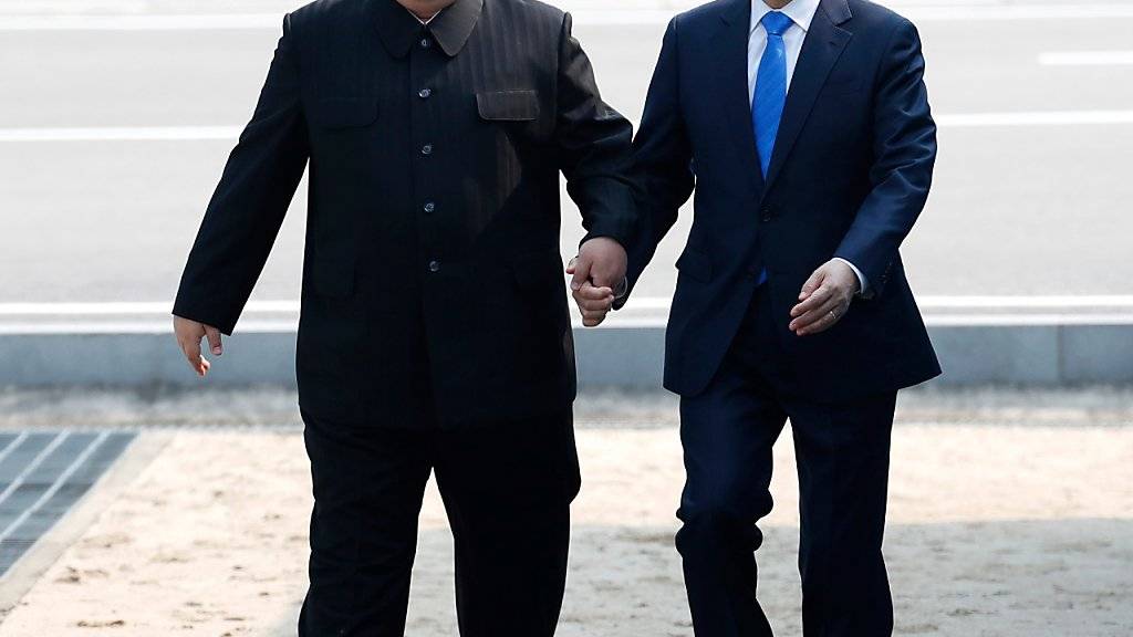 Der nordkoreanische Machthaber Kim Jong Un und der südkoreanische Präsident Moon Jae-in bei ihrem historischen Treffen im April 2018. Nun verhandeln beide Länder über baldige Familientreffen.  (Foto: Korea Summit Press Pool via AP, File)