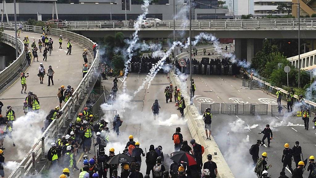 Tränengaswolken in den Strassen Hongkongs: Erneut sind die Proteste gegen das chinesische Regime ausgeartet.