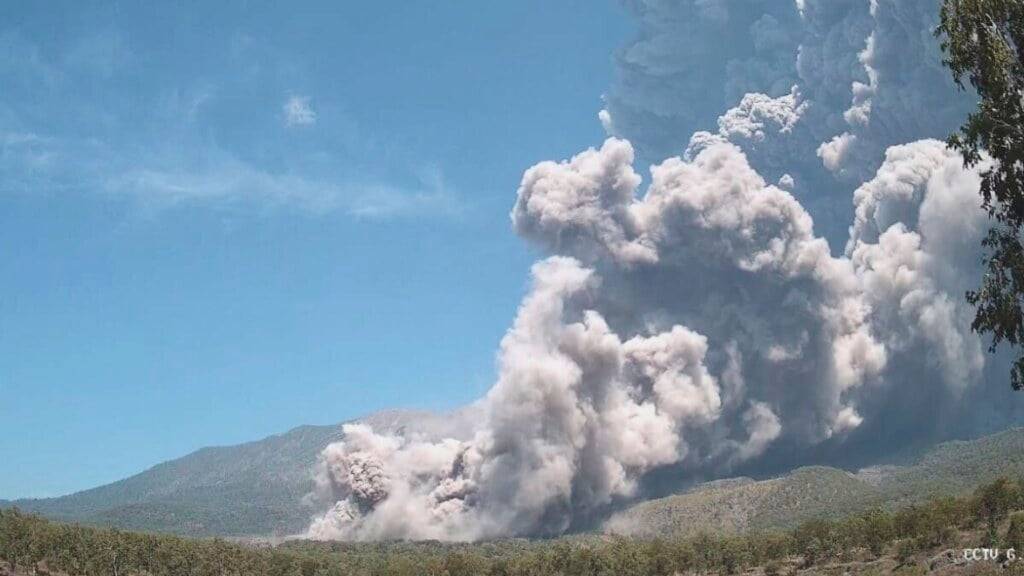 HANDOUT - Der Vulkan Lewotobi Laki Laki auf der Insel Flores hat eine riesige Aschewolke in den Himmel geschleudert. Foto: Badan Geologi/Badan Geologi/AP/dpa - ACHTUNG: Nur zur redaktionellen Verwendung im Zusammenhang mit der aktuellen Berichterstattung und nur mit vollständiger Nennung des vorstehenden Credits