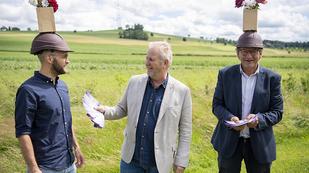 Die Künstler Wetz (rechts) und Silas Kreienbühl (links) verkaufen das Kunstwerk «Landessender Beromünster» dem Kunstsammler Paul Fuchs für 100'000 Franken.