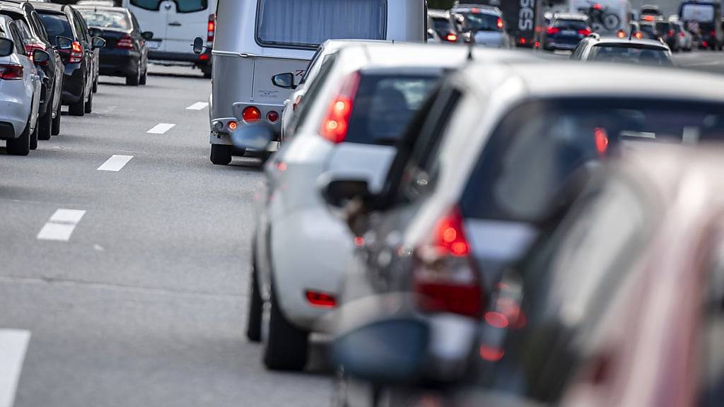 Zahlreiche Autos stauen sich vor dem Gotthard-Südportal auf der Rückreise aus dem Süden. (Archivbild)