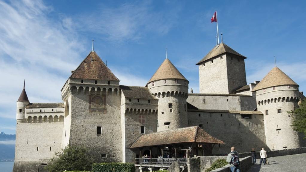 Das Schloss Chillon verzeichnet 2019 erneut einen Besucherrekord. Die Festung am Genfersee ist seit Jahren das meistbesuchte historische Gebäude der Schweiz. (Archivbild)