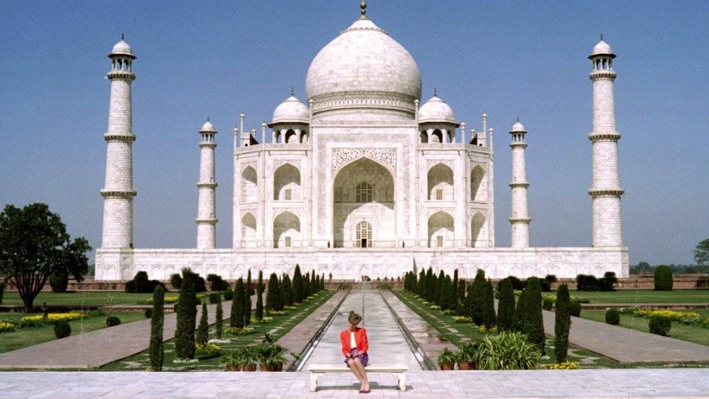 Das Bild ging um die Welt: Prinzessin Diana 1992, kurz vor Scheitern ihrer Ehe, ganz allein auf dem Paar-Bänklein vor dem Taj Mahal. Wenn ihr Sohn Prinz William demnächst das Denkmal besucht sind zwei Dinge anders: Er ist dank Kate nicht allein und der Taj Mahal ist mit Gerüsten verhüllt. (Archiv)