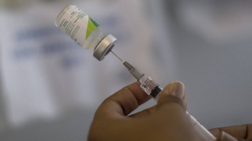Spritze mit Impfstoff: In den USA kündigt eine Gesundheitsbehörde Tests an Menschen mit einer Impfung gegen das Zika-Virus an. (Symbolbild)