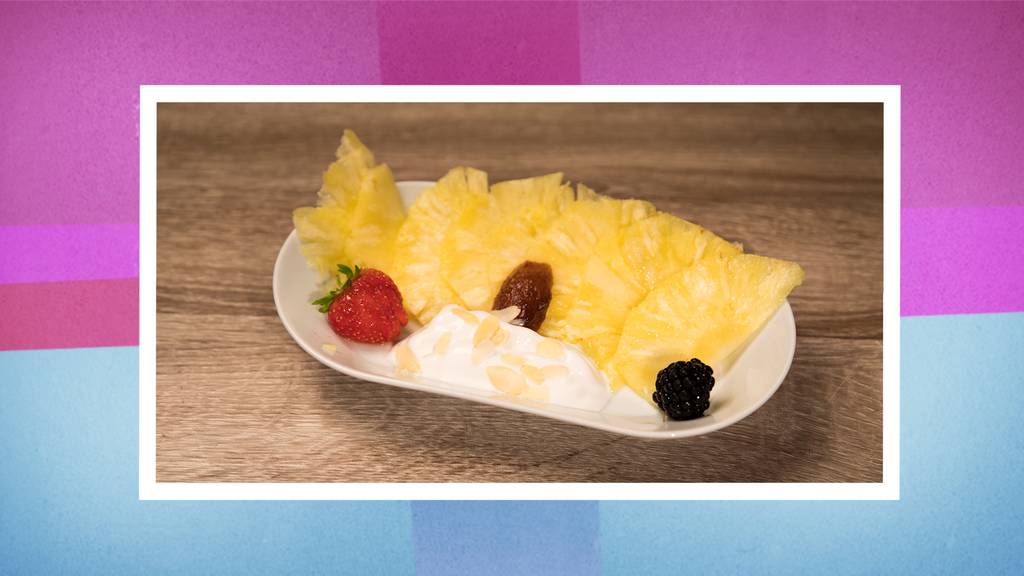 Das Dessert: Ananas-Carpaccio mit Basilikumsorbet