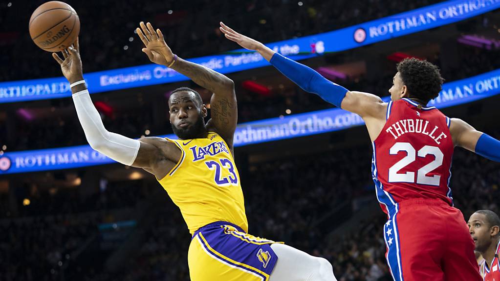 LeBron James (links) von den Los Angeles Lakers passt den Ball zu einem Mitspieler
