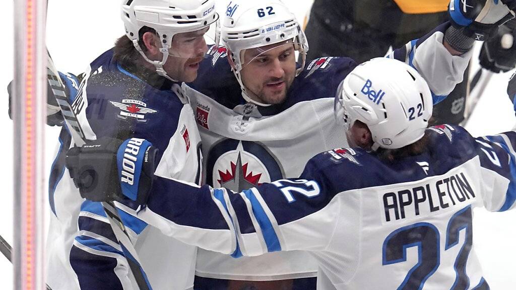 Nino Niederreiter (in der Mitte) lässt sich nach seinem Treffer gegen die Pittsburgh Penguins feiern